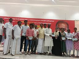 மாணவா்களுக்கு கல்வி உதவித் தொகை: கவிஞா் வைரமுத்து வழங்கினார்!