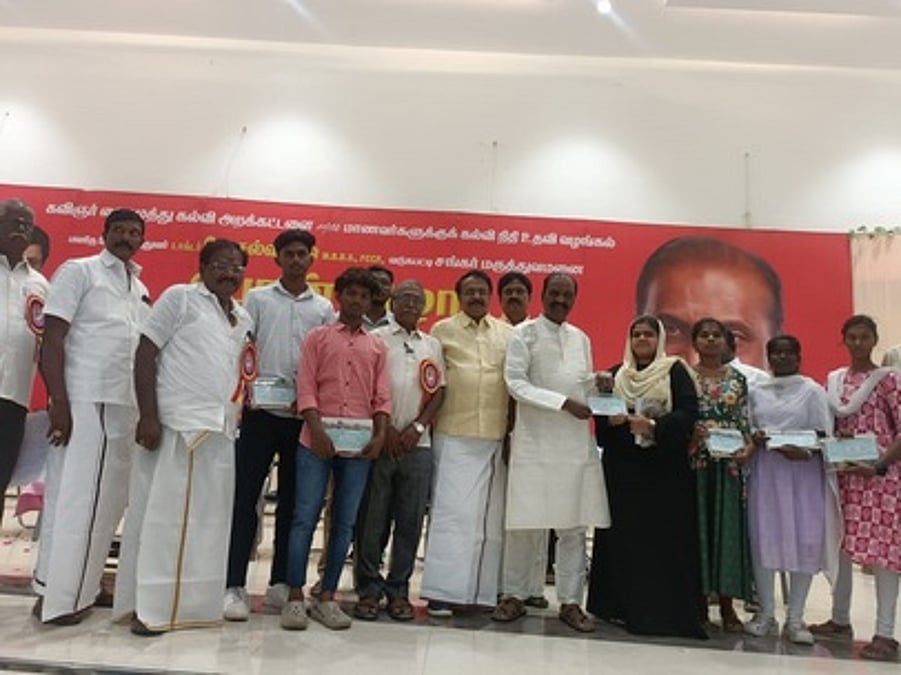 மாணவா்களுக்கு கல்வி உதவித் தொகை: கவிஞா் வைரமுத்து வழங்கினார்!