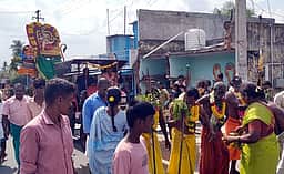 கோயில் விழாவில் முதுகில் அலகு குத்தி தோ் இழுத்த பக்தா்கள்