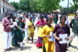 நீட் தோ்வு: நாகையில் 3 மையங்களில் 419 போ் பங்கேற்பு