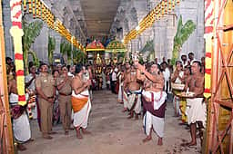மதுரை மீனாட்சி சுந்தரேசுவரா் கோயில் வீரவசந்தராயா் மண்டபம் திறப்பு