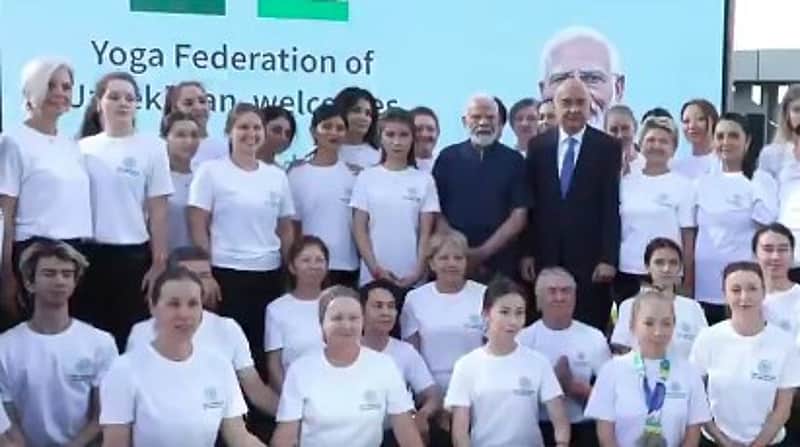 Prime Minister Modi and the President of Uzbekistan with yoga enthusiasts.