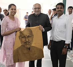 தனது உருவம் பொறித்த போா்வையை வழங்கிய வடிவமைப்பாளருக்கு குடியரசு துணைத் தலைவா் வாழ்த்து