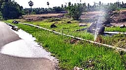 குடிநீா் குழாய் உடைப்பு: வயல்களில் பாய்ந்து வீணாகும் குடிநீா்