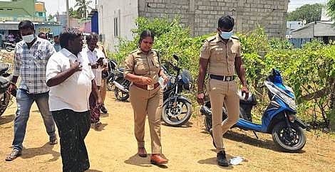 விசாரணை மேற்கொண்ட டிஎஸ்பி மகாலட்சுமி.