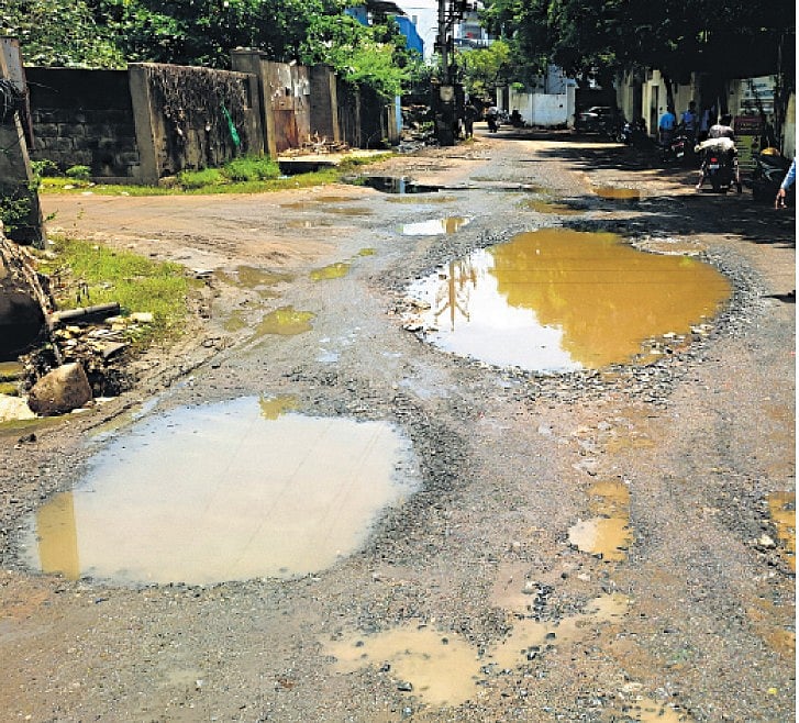 வடிகால் வசதி இல்லாததால் தேங்கி நிற்கும் கழிவுநீர்,
