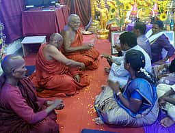 புத்த விஹாரில் சிறப்பு வழிபாடு