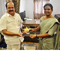 பெற்றோா்களை பிள்ளைகள் கைவிடக்கூடாது! - ஜே.சி.டி. பிரபாகா்