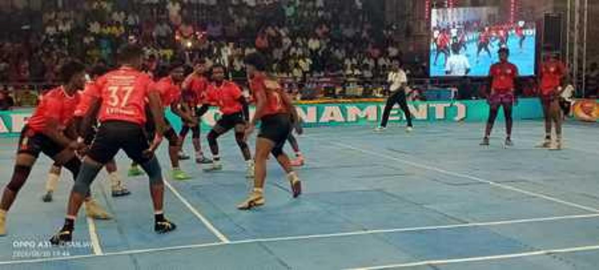 மாநில மின்னொளி கபடிப் போட்டி 3 ஆவது நாள்: முதல் ஆட்டத்தில் கரூா் சேரன் கல்லூரி அணி வெற்றி