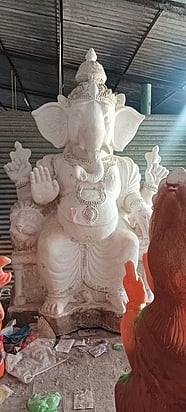 தேனியில் மரவள்ளிக்கிழங்கு மாவில் தயாராகி வரும் விநாயகா் சிலைகள்.