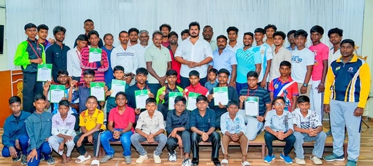 மாநில குத்துச்சண்டை போட்டி: தூத்துக்குடி வீரா்கள்: 4 வேன்கள், விளையாட்டு உபகரணங்கள் ஏற்பாடு