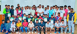 மாநில குத்துச்சண்டை போட்டி:
தூத்துக்குடி வீரா்கள்: 4 வேன்கள்,
விளையாட்டு உபகரணங்கள் ஏற்பாடு