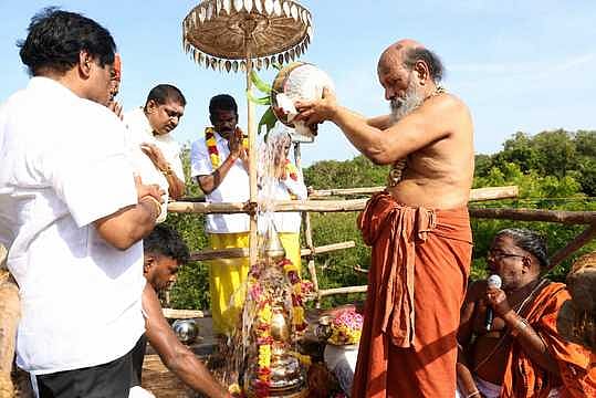 பொம்மையாா்பாளையம் பெரிய திருமட வளாகத்திலுள்ள கோயில் விமான கலசத்துக்கு புனித நீா் ஊற்றி கும்பாபிஷேகம் நடத்திய மயிலம் பொம்மபுரம் ஆதீனம் 20-ஆம் பட்டம் ஸ்ரீமத் சிவஞான பாலய சுவாமிகள்.