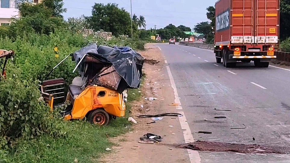 லாரி மீது மோதி கவிழ்ந்த ஆட்டோ