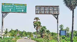 வாய்மேடு பகுதியில் கைக்காட்டி பெயா் பலகைகள் ஒழுங்குபடுத்தப்படுமா ?