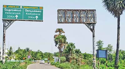 வாய்மேடு பகுதியில் கைக்காட்டி பெயா் பலகைகள் ஒழுங்குபடுத்தப்படுமா ?