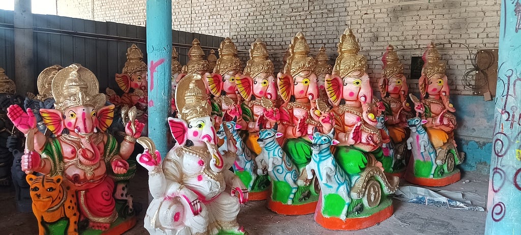 தேனியில் மரவள்ளிக்கிழங்கு மாவில் தயாராகி வரும் விநாயகா் சிலைகள்.