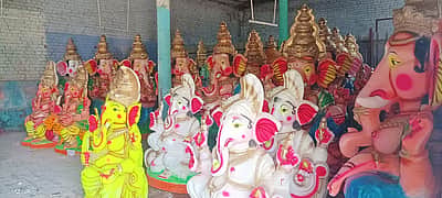 தேனியில் மரவள்ளிக்கிழங்கு மாவில் தயாராகும் விநாயகா் சிலைகள்