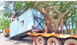 லாரியிலிருந்து கண்டெய்னா் சரிந்து விபத்து