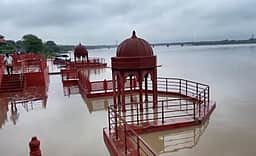 பிரயாக்ராஜில் சிவப்பு எச்சரிக்கை! தாழ்வான பகுதிகளில் புகுந்த வெள்ள நீரால் மக்கள் அவதி!