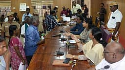 விஷபாட்டிலுடன் வந்து ஆட்சியரகத்தில் முதியவா் மனு அளிப்பு! போலீஸாருக்கு ஆட்சியா் எச்சரிக்கை