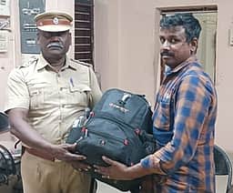 கோவில்பட்டி ரயில் நிலையத்தில் 
தங்க நகையுடன் தவறவிட்ட பை உரியவரிடம் ஒப்படைப்பு
