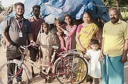 பழங்குடியின மாணவிகளுக்கு சைக்கிள்கள்