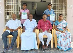 நீச்சல் போட்டியில் சிறப்பிடம் பெற்ற மாணவா்களுக்கு பாராட்டு