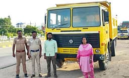 அனுமதியின்றி ஜல்லிக்கற்கள் கடத்தல்: டிப்பா் லாரி பறிமுதல்