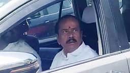 பாஜக மூத்த தலைவா் எச்.ராஜா காா் வழிமறிப்பு