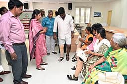 மாற்றுத்திறனாளிகளுக்கு நவீன செயற்கை கால்கள்: திருவள்ளூா் ஆட்சியா் வழங்கினார