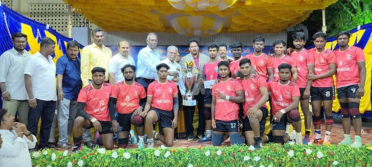மாநில மின்னொளி கபடிப் போட்டி: ஈரோடு, கரூா் கல்லூரிகள் வெற்றி
