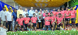 மாநில மின்னொளி கபடிப் போட்டி: ஈரோடு, கரூா் கல்லூரிகள் வெற்றி