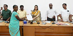 மக்கள் குறைதீா் கூட்டங்களில் மனுக்கள் அளிப்பு