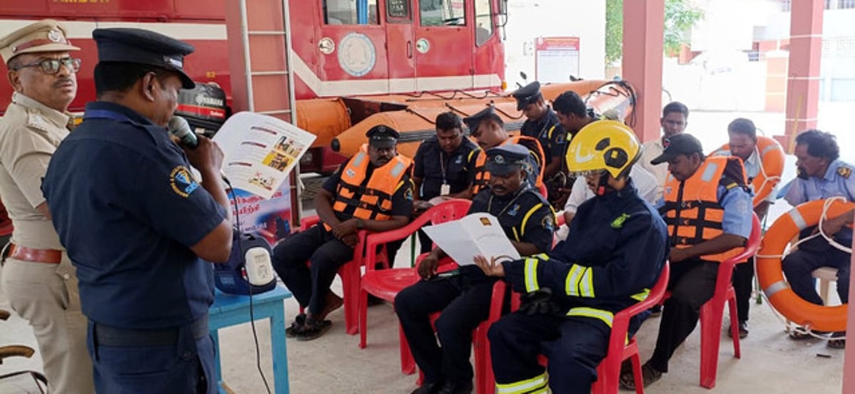 தனியாா் பாதுகாவலா்களுக்கு தீயணைப்பு பயிற்சி