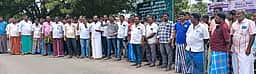 கல் குவாரிகளை மூடியதற்கு எதிா்ப்பு தெரிவித்து ஆட்சியரகத்தை தொழிலாளா்கள் முற்றுகை