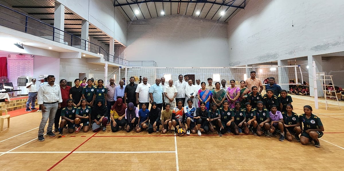 சாயா்புரம் போப் கல்லூரியில் மகளிா் கைப்பந்து போட்டி