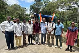 கூடலூரின் பிரச்னைகளை தீா்க்க வலியுறுத்தி 2 இளைஞா்கள் சென்னை நோக்கி நடைப்பயணம்