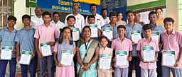 விளையாட்டுப் போட்டியில் வெற்றி பெற்ற அரசுப் பள்ளி மாணவா்களுக்கு பாராட்டு
