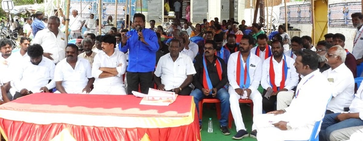 மேம்பாலம் அமைக்கக் கோரி போராட்டம்
