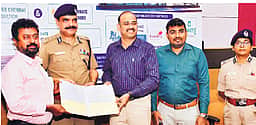குளிரூட்டப்பட்ட 11 புதிய பேருந்து 
நிறுத்தங்கள் அமைக்க ஒப்பந்தம்