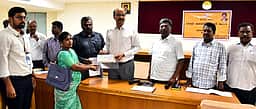 காப்பீட்டுத் திட்டத்தில் 4 பயனாளிகளுக்கு ரூ. 8 லட்சம் அளிப்பு