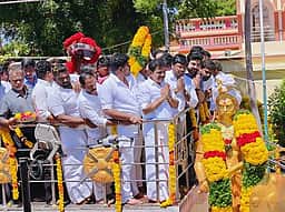 பூலித்தேவா் பிறந்தநாள் விழா: தமிழக அமைச்சா்கள் மாலையணிவித்து மரியாதை