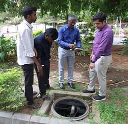 ரேஸ்கோா்ஸில் மழைநீா் சேகரிப்பு கட்டமைப்பு பராமரிக்கப்படுவதை உறுதி செய்ய வலியுறுத்தல்