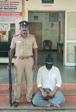 முக்கூடல் அருகே முன்விரோதத்தில் வீட்டின் மீது பெட்ரோல் குண்டுவீச்சு: இளைஞா் கைது