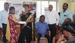மாணவா்கள் 61 பேருக்கு ரூ. 2.61 லட்சம் கல்வி உதவித் தொகைக்கான காசோலை அளிப்பு