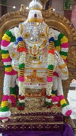 பரமக்குடி ஐயப்பன் கோயிலில் சுவாமிக்கு வெள்ளிக் கவசம் அணிவிப்பு