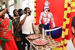 திரையரங்கு போல மாறிவிட்டது தமிழக சட்டப்பேரவை: சீமான்
