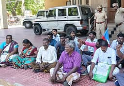 மேட்டு பிராஞ்சேரி ஊராட்சி அலுவலகத்தை இடமாற்றக் கோரி ஆட்சியரகம் முன் மக்கள் தா்னா