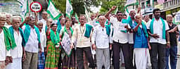 சாலைகளில் சுற்றித் திரியும் மாடுகளை கட்டுப்படுத்தக்கோரி 
விவசாயிகள் போராட்டம்- 51 போ் கைது